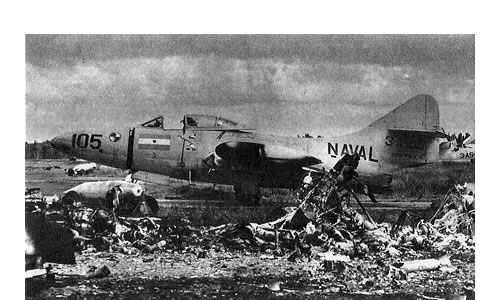 Panther F-9F 2B en Punta Indio atacada por la FAA. En estos ataques 6 de estos aviones se perdieron durante la revuelta.